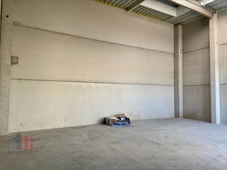 Instapklare KMO-unit van 95 m² te huur.Uitstekend gelegen op korte afstand van de R27 (Ring rond Tienen), die een directe aansluiting biedt op de N3...