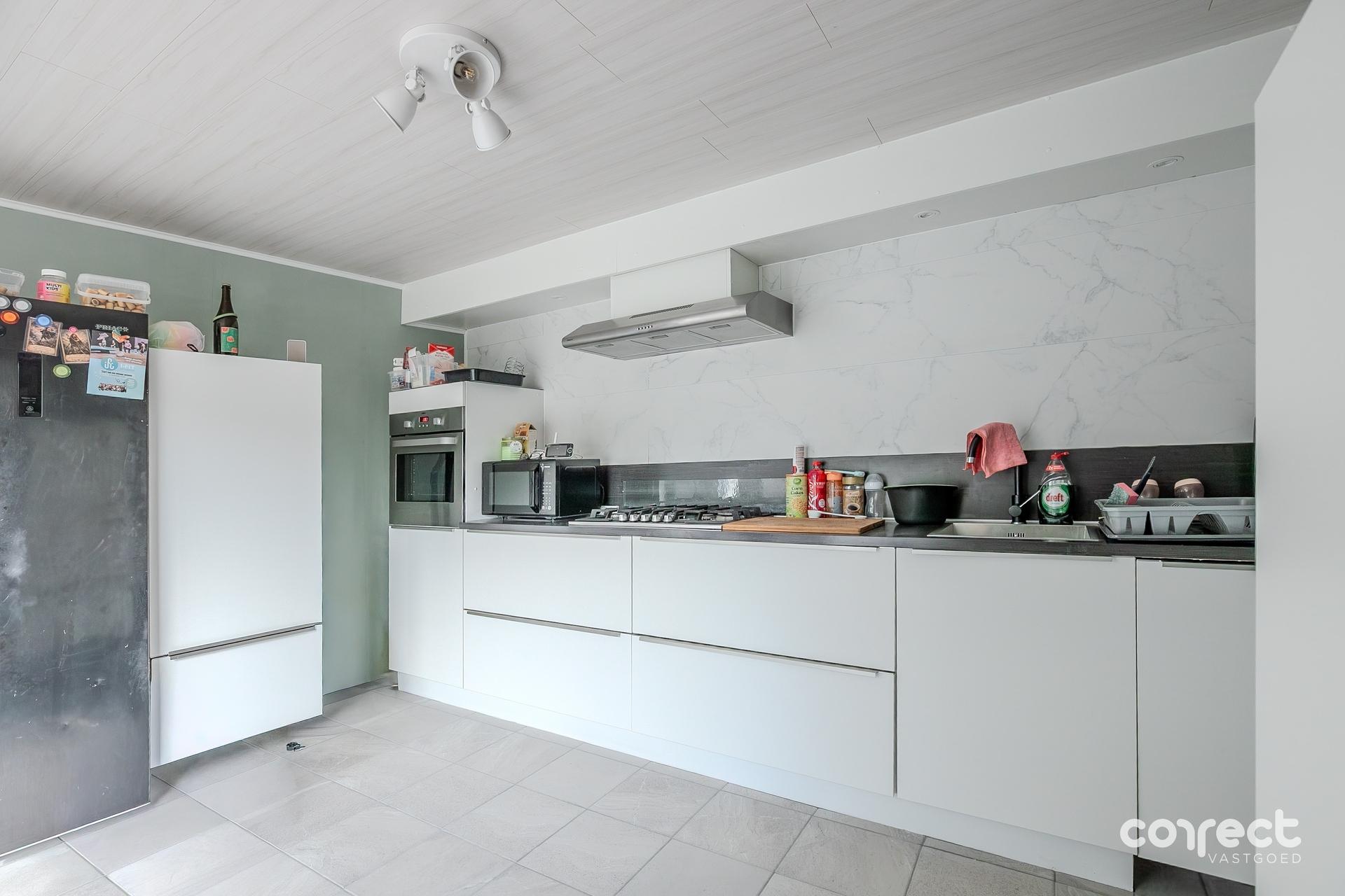 Gerenoveerde ( 2026 ) halfopen bebouwing met ruime tuin, garage en 3 slaapkamers. - foto 4