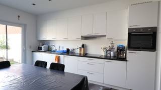Deze <strong>gezellige woning </strong>is gelegen in een rustige straat, op een uitstekende centrale locatie nabij het centrum van Roeselare. Dankzij de ligging bevinden het station, winkels, scholen, recreatiemogelijkheden en belangrijke verbindingswegen zich allemaal op wandelafstand.<br /><br />Op het gelijkvloers beschikt de woning over een inkomhal, een praktische wasplaats/berging, een apart toilet en een <strong>gezellige woonkamer</strong> met <strong>ingerichte open keuken</strong>. De keuken is voorzien van een spoeltafel, koelkast, keramische kookplaat, dampkap, oven en vaatwasmachine. Verder is er een badkamer met een comfortabele inloopdouche, een badmeubel en een ingemaakte kast.<br />Op de eerste verdieping bevinden zich twee slaapkamers en een kleine nachthal. Via de tweede slaapkamer komen we met de vaste trap op de zolderverdieping.<br />Deze ruimte kan perfect ingericht worden als bureau of hobbyruimte.<br />Achteraan beschikt de woning over een gezellige tuin met terras en tuinberging. De woning is voorzien van dubbele beglazing en centrale verwarming op aardgas.<br /><br />De woning is beschikbaar vanaf 1 december 2026.<br /><br /><u><strong>Interesse in deze woning?</strong></u><br />Ga naar de website www.dicasa.be, klik op het pand dat je wenst te huren. Via de knop "Ik ben kandidaat" vragen we u kort een profiel in te vullen.<br />Daarna nemen we contact op voor een bezoek. Telefonisch kunnen er geen afspraken gemaakt worden.<br /> 