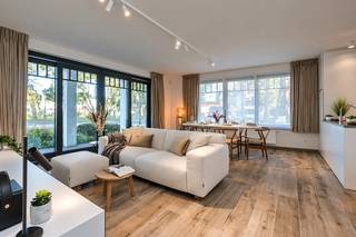 <p>Geweldig gelijkvloers appartement met ruim zuidgericht terras en schitterend zicht op Put van de Cloedt.<br /><br />Indeling: inkomhall, gastentoilet en vestiaire en berging. Ruime woonkamer met zuidgericht zonneterras en magnifiek zicht op het meer van Duinenwater.<br />Volledig geïnstalleerde moderne open keuken met eethoek.<br />Masterbedroom uitgerust met ingemaakte kasten. Tweede slaapkamer (tweepersoonsbed mogelijk).<br />Douchekamer met inloopdouche, dubbele lavabo en tweede toilet.<br /><br />Gemeenschappelijk fietsenlokaal is voorzien.<br />De ruime garagebox (24 m²) in dezelfde residentie moet verplicht worden mee gehuurd. Huurprijs: 150 euro/maand<br /><br />Niet inbegrepen: 3 maanden huurwaarborg<br />Exclusief: eind opkuis, 2de verblijfstaks en water, gas en elektriciteit. <br /><br />Aarzel niet om ons te contacteren voor meer informatie: tel. : 050 62 44 14 of via knokke@immax.be</p>