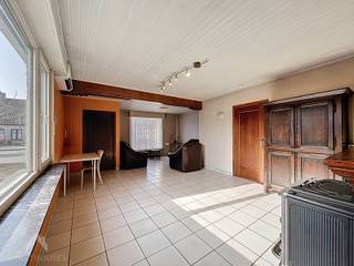 Interessante vrijstaande woning op een strategische locatie bestaande uit inkomhal, lichtrijke leefruimte met eet-en zithoek, vernieuwde keuken...