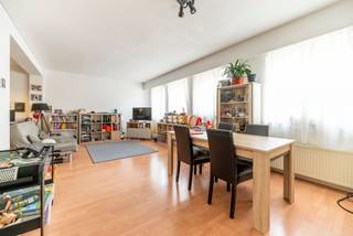 1000 Brussel ( Philippe Le bon 24/28 - 4.15) - Gelegen in het hart van de Europese wijk, prachtig duplex appartement met 2 slaapkamers op een steenworp afstand van de instellingen en het vervoer! Dit appartement van 145 m² op de 4de verdieping is als volgt samengesteld: Inkomhal met ingebouwde kasten, gastentoilet, woon/eetkamer, super uitgeruste keuken. Boven: twee slaapkamers, een met een klein terras en elk met een eigen badkamer, apart toilet. Kelder in de kelder, vuilnisruimte. <br /><br />** TECHNIEK <br />- EPB: D+ ; 33kg CO2/m2/jaar;<br />- Elektriciteit conform;<br />- Individuele water-, gas- en elektriciteitsmeters;<br />- Mede-eigendom van 15 appartementen en 15 parkeerplaatsen.<br /><br />**FINANCIËLE VOORWAARDEN** <br />Het pand is momenteel verhuurd tot november 2030. Opzegtermijn van 6 maanden voor eigen bewoning.<br />Huidige huur van €1300 + kosten<br />Verkoopprijs: €595.000 <br />Juridische basiskosten te betalen door de koper (± €800 excl. BTW) <br />Parkeergelegenheid beschikbaar voor €25.000.<br /><br />** INFORMATIE EN BEZOEK** <br />David Maes - dmaes@trevi.be - 0478/26 43 28