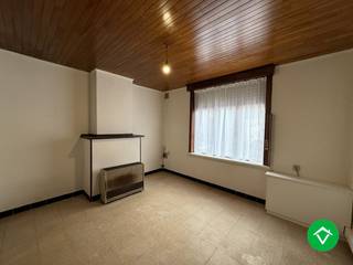 Op 50 m van de Sint-Michielskerk bevindt zich deze stevige woning! Gelegen pal in het centrum, op wandelafstand van de Grote Markt, de winkelstraat, het station... <br /><br />Woning gelegen in de en bestaande uit: inkomhal, voorplaats, living, keuken, badkamer (douche, lavabo, toilet), stadstuin/koer, kelder.<br />Op verdiep 1: nachthal, 3 slaapkamers. Op verdiep 2 is het nog mogelijk om de zolder in te richten tot een 4e slaapkamer. <br /><br />Troeven: <br />- Centrale ligging pal in hartje Roeselare!<br />- Ruime rijwoning <br />- Betaalbaar! <br /><br />Contacteer ons gerust voor meer info!