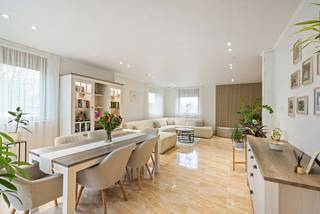 Recente woning voorzien van alle moderne comfort die, met uitzondering van enkele muren, volledig nieuw is opgetrokken en afgewerkt van 2018 - 2024. Hier is gekozen voor kwalitatieve materialen en de nieuwste technieken waardoor de woning zeer energiezuinig is (A-label).<br />De woning beschikt over 4 slaapkamers waarvan 2 op de gelijkvloerse verdieping, badkamer op de gelijkvloerse verdieping, hyper uitgeruste keuken, ruime woonkamer, berging, apart toilet, inpandige garage en fraai aangelegde tuin met bijgebouw en terras.<br /><br />U betreedt de woning via de centrale inkomhal met apart toilet. Hier heeft u toegang tot de vierde slaapkamer of bureauruimte. Ideaal voor zelfstandigen die klanten thuis wensen te ontvangen aangezien zij de privéruimtes niet moeten betreden. <br />Voorts bevindt zich de woonkamer met vooraan zicht op de weilanden en veel lichtinval. Van hieruit kan u de moderne keuken betreden die volledig is ingericht met Siemens/Miele toestellen (oven, microgolf, koffietoestel, stoomoven, vaatwasmachine, koelkast, diepvriezer, inductievuur). Deze is ook ingericht met veel opbergkasten en ruim kookeiland. Naast de keuken vindt u een extra bergruimte terug met toegang naar de kelder. Verder bevinden er zich op de gelijkvloerse verdieping een extra slaapkamer, alsook de zeer praktische badkamer. De badkamer is volledig betegeld en geïnstalleerd met inloopdouche, ligbad, toilet en dubbele lavabo. <br /><br />De eerste verdieping voorziet de woning van 2 extra ruime slaapkamers. Vanuit de master bedroom heeft u een prachtig uitzicht over de uitgestrekte weilanden. <br /><br />Bovendien beschikt de woning over een inpandige garage met automatische poort.<br /><br />Bijzonderheden:<br />- rustige locatie vlakbij de autosnelweg naar Antwerpen en Eindhoven, creche, kleuter -en lagere <br /> school, winkels etc.<br />- Energiezuinige woning met zonnepanelen en vloerverwarming (label A, E-peil 51)<br />- Komende 4 jaar vrijgesteld van betaling onroerende voorheffing<br />- Domotica<br />- Hoogwaardige afwerking