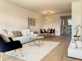 Op de vijfde verdieping van het Ursulinenhof – thuishotel én zorghotel in één – bevindt zich dit fraaie full-service 1-slaapkamerappartement. Het appartement heeft een bruto oppervlakte van 78m² en een ruim, zuidelijk georiënteerd terras van 19m². Je kan dus alle dagen genieten van die heerlijke middagzon. <br /><br />De leefruimte en het terras hebben zicht op de rustige, groene binnentuin én op de skyline van Hasselt. De ramen in de keuken en slaapkamer richten zich dan weer op de gezellige binnenstraat. De badkamer is afgewerkt met een witte marmerlook-tegel en toegankelijk vanaf de slaapkamer en de leefruimte. Handig, want zo kunnen je gasten rechtstreeks naar het toilet zonder dat ze de slaapkamer moeten betreden. <br /><br />Een extra grote troef is dat de keuken gescheiden ligt van de andere ruimtes en prachtig is afgewerkt in tinten van wit en met licht hout. Bovendien is het appartement voorzien van parket. Een hongertje? Geen probleem, je kan gewoon (overdekt) doorlopen naar de brasserie van het Ursulinenhof. Smakelijk!