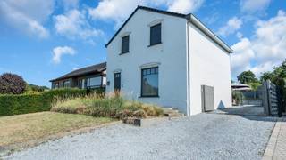 <p>Welkom op de Hoogstraat 136 in As.<br /><br />Bent u opzoek naar een volledige instapklare open bebouwing in As?<br />Bent u opzoek naar een perfect onderhouden woning met drie slaapkamers?<br />Dan is deze charmte woning zeker het ontdekken waard.<br /><br />Deze gerenoveerde woning werd doorheen de jaren gerenoveerd (2014 tot 2021) en verkeert vandaag in een perfect onderhouden en instapklare staat.<br /> </p>
<p>Met een bewoonbare oppervlakte van 149 m² beschikt de woning over een praktische en aangename indeling, met voldoende ruimte voor het hele gezin.<br />Buiten geniet u van de nodige privacy en geniet u van een volledig ingerichte tuin.<br /><br />Tegelijk bevinden lokale voorzieningen, scholen en belangrijke uitvalswegen zich op korte afstand.<br /><br />Benieuwd naar de videoreportage?<br />👉 https://player.vimeo.com/video/1222019415<br /><br /><u>Troeven:</u><br />✔ Aangename en centrale ligging in As<br />✔ EPC label C - geen renovatieverplichting<br />✔ Asbestveilig<br />✔ Ruime carport met plaats voor 2 wagens<br />✔ Zuid- Oostelijk georiënteerde tuin<br />✔ 2 badkamers<br />✔ 3 slaapkamers <br />✔ Airco aanwezig op verdiep<br />✔ Verwarming op aardgas (radiatoren)<br />✔ Gezellige leefruimte met parketvloer<br />✔ Perfect onderhouden en instapklaar<br /><br />Indeling: <br /><br />Kelderberging: 13 m²</p>
<ul>
<li>Kelderberging</li>
</ul>
<p>Gelijkvloers: 91 m²</p>
<ul>
<li>Inkomhal</li>
<li>Toilet</li>
<li>Keuken </li>
<li>Eetkamer</li>
<li>Woonkamer</li>
<li>Berging </li>
<li>Badkamer</li>
</ul>
<p>Verdieping 1: 58 m²</p>
<ul>
<li>Nachthal</li>
<li>Badkamer</li>
<li>3 slaapkamers</li>
</ul>
<p>Tuin:</p>
<ul>
<li>Terras</li>
<li>Carport (2 wagens)</li>
<li>Berging</li>
</ul>
Dankzij de praktische indeling, de aangename leefruimtes en de ruime buitenomgeving vormt deze woning een ideale thuis voor wie op zoek is naar comfort, ruimte en een rustige woonomgeving, zonder daarbij in te boeten aan bereikbaarheid.<br /><br />Documenten:<br />Het EPC-verslag, het asbestattest, de elektriciteitskeuring en het inplantingsplan kan u eenvoudig downloaden in bijlage.<br /><br />Interesse in een bezichtiging?<br />Bel ons via 089 391 555 of mail naar info@frerevastgoed.be.<br /><br />*Opmetingen van de binnenmaten zijn indicatief en kunnen licht afwijken.