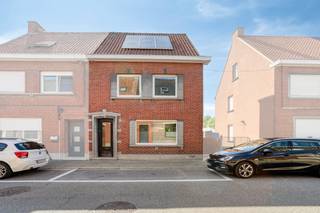 Contacteer ons nu en ontdek je droomwoning! Ruim en charmant huis met 163m² bewoonbare oppervlakte op een perceel van 369 m², gelegen in een gezellige buurt te Meulebeke met uitstekende buren. Deze woning werd grondig gerenoveerd in 2020 en combineert ruimte, comfort en potentieel op een aantrekkelijke locatie.Dankzij de westgerichte tuin geniet je volop van de namiddag- en avondzon. Bovendien beschikt de woning over zonnepanelen, een regenput van 12.500 liter en een gunstig EPC-label C.Indeling van de woningKelderGelijkvloers:- inkomhal- gezellige leefruimte- keuken volledig ingericht - badkamer met potentieelEerste verdieping:- nachthal- 2 ruime slaapkamersTweede verdieping:- 1 ruime slaapkamer met mogelijkheid van dressingBuiten:- westgerichte tuin met aangenaam terras en buitenruimte om van de zon te genieten- extra berging- een dubbele garage Troeven van de woning- gerenoveerd in 2020- ruime garage met tal van mogelijkheden- zonnepanelen aanwezig- regenput van 12.500 liter- centraal gelegen bij scholen, winkels en invalswegen in Meulebeke Deze leuke gezinswoning biedt een perfecte combinatie van ruimte, comfort en potentieel. Dankzij de praktische indeling, de zonnige tuin en de recente renovaties is dit een ideale woning voor wie op zoek is naar een gezellige thuis met veel mogelijkheden.Ben jij op zoek naar jouw droomwoning? Plan dan zeker een bezoek en ontdek zelf alle troeven van deze ruime en verzorgde woning!De eigendom wordt aangeboden via de Pre-sale formule. Op 27/06/2026 tussen 10:00 en 12:00 kan u de woning op afspraak komen bezichtigen en een bod uitbrengen. De vermelde prijs is een instelprijs. Voor meer info, gelieve contact op te nemen met de dossierverantwoordelijke.Bestuursmaatregelen in het maatregelenregister: in aanvraag