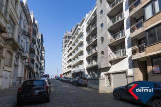 Ontdek dit smaakvol ingerichte appartement, gelegen in een rustige straat op loopafstand van de zee en het station van Oostende. Dit ideale...