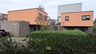 In een autoluw woonerf op korte wandelafstand van het centrum en het park van Schoten, bevindt zich dit uitzonderlijk wooncomplex (bouwjaar 2007)...