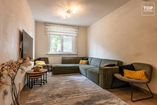 Ruime gezinswoning met voor- en achtertuin in Wondelgem<br /><br />Deze ruime eengezinswoning met zowel een voor- als achtertuin is gelegen in een rustige straat, vlak bij het centrum van Wondelgem. In de directe omgeving vindt u tal van supermarkten, buurtwinkels en andere voorzieningen op wandelafstand. Dankzij de uitstekende ligging bereikt u het centrum van Gent in ongeveer 15 minuten met de fiets. Op slechts 5 minuten wandelen bevindt zich een tramhalte van lijn 1 en ook met de wagen bent u snel op de R4.<br /><br />De woning werd gerenoveerd in 2018 en beschikt op het gelijkvloers over een ruime en lichtrijke leefruimte met aansluitend een uitgeruste keuken. Verder bevindt zich op deze verdieping een badkamer, voorzien van douche.<br /><br />Aansluitend is er een ruime veranda, een aangename extra leefruimte die ideaal is om te genieten tijdens het voor- en najaar.<br /><br />Op de eerste verdieping bevinden zich drie slaapkamers. Daarnaast beschikt de woning over een ruime zolder, die mits de nodige inrichting kan worden omgevormd tot een vierde slaapkamer of polyvalente ruimte.<br /><br />Buiten beschikt de woning over twee ruime terrassen. Het terras aan de voorzijde is oostelijk georiënteerd, terwijl u in de achtertuin geniet van een zuidelijke oriëntatie. Als extra troef is er achteraan een praktisch doorgangspad, ideaal om fietsen te stallen en gemakkelijk toegang te hebben tot de achtertuin.<br /><br />Troeven:<br /><br />EPC-label C<br />Elektrische installatie conform<br />Asbestveilig<br />Twee ruime terrassen<br />Mogelijkheid tot 4 slaapkamers<br />Rustige en gunstige ligging<br />Tram 1 op wandelafstand<br />Vlotte verbinding met de R4<br /><br />Beschikbaarheid: de woning is uiterlijk 6 maanden na het verlijden van de akte vrij.<br /><br />Contacteer Top Vastgoed voor een bezoek: 0475 700 700.