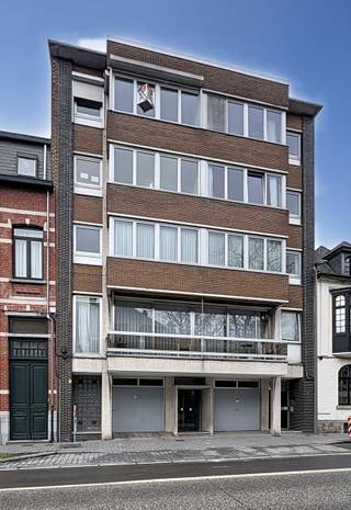 <p><strong>Te huur: licht op te frissen appartement in Vilvoorde, op een residentiële locatie nabij openbaar vervoer.</strong></p><p>Dit appartement biedt een praktische indeling met twee slaapkamers en een gezellig terras. Gelegen aan de Stationlei, geniet u van een vlotte verbinding naar het centrum en omliggende steden. De private kelderruimte, de ingemaakte kasten in de slaapkamer en de goed uitgeruste keuken vormen echte troeven voor dagelijks comfort.</p><p><br /></p><p><strong>Belangrijkste ruimtes:</strong></p><ul><li>Ruime woonkamer </li><li>Keuken met dubbele spoelbak, dampkap, koelkast met vriesvak, oven en elektrische kookplaat</li><li>Slaapkamer </li><li>Tweede slaapkamer met ingemaakte kasten en aansluiting voor wasmachine en droogkast</li><li>Badkamer met ligbad en dubbele wastafel in meubel</li><li>Apart toilet</li><li>Inkomhal en nachthal</li><li>Individuele private kelder</li><li>Terras</li></ul><p><br /></p><p><strong>Troeven:</strong></p><ul><li>Residentiële ligging nabij openbaar vervoer</li><li>Praktische indeling met twee slaapkamers</li><li>Private kelder en ingemaakte kasten voor extra bergruimte</li></ul><p><strong>Maandelijkse provisie:</strong> € 250 (voor onderhoud van de gemeenschappelijke delen, syndicus, minuterie, onderhoud van de lift, water en privéverwarming)</p><p><br /></p><p>Neem vandaag nog contact op met Sara De Maeyer voor een bezoek.</p>