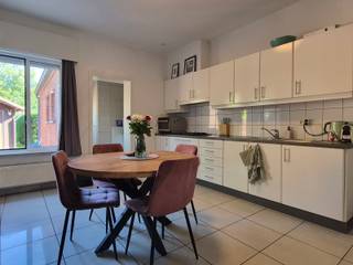<p><span>Charmante woning met 2 slaapkamers, gelegen in het centrum van Rijkevorsel. Op het gelijkvloers beschikt de woning over een inkomhal met gastentoilet, een lichte woonkamer met aansluitend de keuken en een badkamer met ligbad, lavabomeubel en aansluiting voor de wasmachine. Op de verdieping bevinden zich 2 slaapkamers. Achteraan geniet de woning van een aangename tuin met terras, ideaal als extra buitenruimte. Daarnaast is er een garage aanwezig. De woning wordt verwarmd op aardgas. Een praktische woning met een centrale ligging, op korte afstand van winkels, voorzieningen en openbaar vervoer. Een BEZOEK aanvragen kan enkel online via </span><span>WWW.VASTGOEDPARTNERS.BE</span><br /><br /></p>