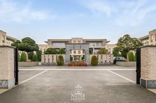 Wie kiest voor kwaliteit, kiest voor dit uitzonderlijke penthouse. Hier gaan luxe en comfort hand in hand. Elke ruimte ademt klasse, met...