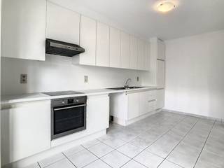 Instapklaar appartement met 3 slaapkamers te huur gelegen pal in het centrum van Nieuwpoort-Stad, Astridlaan 90. Dit appartement ligt op wandelafstand van de markt, openbaar vervoer en de Kaai.<br /><br />Indeling:<br />- inkomhall (7m²)<br />- woonkamer (30m²)<br />- keuken (11m²)<br />- slaapkamer 1 (14m²)<br />- slaapkamer 2 (14m²)<br />- slaapkamer 3 (11m²)<br />- nachthall (2m²)<br />- badkamer (5m²) met bad, toilet en lavabo met spiegelkast<br />- berging met aansluiting wasmachine<br /><br />Troeven:<br />- kleinschalig gebouw<br />- geen gemeenschappelijke kosten (geen lift)<br />- centrale ligging<br />- gunstig EPC<br /><br />Ben je geïnteresseerd in dit pand te huur in Nieuwpoort? Ga naar de website www.dewaele.com, klik op het pand dat je wenst te huren. Via de rode knop "vraag je bezoek aan" vragen we u kort een profiel in te vullen. Daarna nemen we contact op voor een bezoek. Telefonisch kunnen er geen afspraken gemaakt worden.