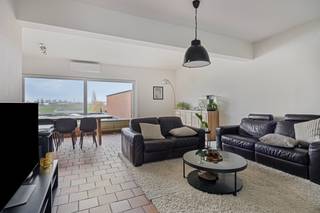 In het hart van Kruibeke vinden we dit ruim appartement, gelegen op de eerste verdieping.<br /><br />De indeling is als volgt: inkomhal en ingemaakte kasten, gastentoilet, zeer ruime leefruimte, ingerichte keuken, <strong>drie slaapkamers</strong>, recent gerenoveerde badkamer met dubbele wastafel en inloopdouche en een royaal terras met<strong> zicht op de polder</strong>.<br />EPC: label B: 161 kWh / (m² jaar)<br /><br /><br /><strong>Extra troeven</strong>:
<ul>
<li>PVC-ramen dubbel glas</li>
<li>Gunstig EPC</li>
<li>Gemeenschappelijke kelder met aparte berging</li>
<li>Centrum</li>
</ul>
<br />Bron bewoonbare oppervlakte : EPC - certificaat<br /><br />Goed onderhouden appartement met uitstekende verhuurmogelijkheid. <br />Contacteer ons vandaag nog voor een bezoek! 03/775.78.79<br />Ben je ook van plan jouw eigendom te verkopen? Maak een afspraak voor een gratis schatting, wij maken er samen een succesverhaal van.