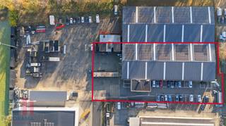 Bedrijfsgebouw te huur met 2.125 m² magazijnruimte (waarvan 765 m² mezzanine) en 556 m² kantoorruimte verdeeld over gelijkvloers en...