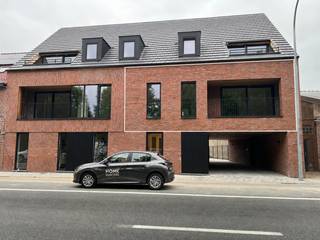 Dit nieuwbouwappartement is gelegen op de Rijselseweg tegenover de verdronken weide op een boogscheut van de Grote Markt en winkels. <br /><br />Het appartement is voorzien van een inkomhal met apart toilet, een lichtrijke woonkamer met open keuken, een berging, 2 slaapkamers, een badkamer, 2 terrassen en private autostaanplaats en een gemeenschappelijke fietsenberging. <br /><br />Gemeenschappelijke kosten: €55/maand. <br /><br />Beschikbaar vanaf 01/09/2026.