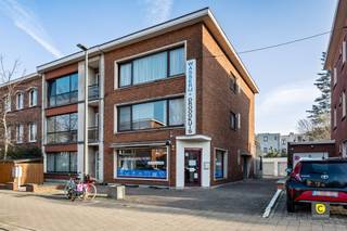 Opbrengsteigendom te Pulhof!Dit kleinschalig gebouw omvat een ruim handelgelijkvloers (ca. 229m²) met daarboven 2 appartementen en achterliggend nog...