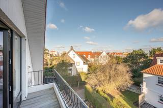 Stijlvol gerenoveerd appartement in een charmante villaresidentie, uitzonderlijk gelegen in het hart van het Zoute, vlakbij het Dominicanenkerkje. Indeling: inkomhal met vestiaire en gastentoilet. Lichtrijke leefruimte met gezellige zit- en eethoek, uitgevend op een aangenaam terras. Aansluitend bevindt zich de open keuken. Het appartement beschikt over drie slaapkamers, een badkamer en een afzonderlijke douchekamer. Verder behoren twee privatieve kelderbergingen tot het appartement en is er een gemeenschappelijke fietsenberging in de residentie. Mogelijkheid tot aankoop van een afgesloten garagebox in het gebouw, met bijkomende parkeerplaats voor een tweede wagen vóór de garage. Aanwezigheid van conciërge. Een instapklaar appartement dat charme, comfort en een absolute topligging in het Zoute perfect combineert. Contacteer Alex Dewulf voor een bezoek aan dit prachtig appartement.