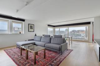 <p>Ontdek dit prachtig energiezuinige appartement uit 2017. Het appartement is ideaal gelegen nabij winkels, scholen en alle dagelijkse voorzieningen. Dankzij de vlotte verbindingen naar Antwerpen en Brussel geniet u van een uitstekende bereikbaarheid, zowel met de wagen als het openbaar vervoer.</p><p>Het appartement onderscheidt zich door zijn hoogwaardige afwerking en doordachte indeling. Gelegen op de eerste verdieping van een verzorgd gebouw met lift, biedt het alle comfort voor aangenaam wonen. De ruime en lichtrijke woonkamer sluit naadloos aan op de volledig uitgeruste keuken met praktische aangrenzende berging. Verder beschikt het appartement over 3 volwaardige slaapkamers, een stijlvolle badkamer en een aparte technische berging.</p><p>Een absolute troef is het ruime, zuidwestgerichte terras waar u de hele namiddag en avond van de zon kunt genieten. Daarnaast beschikt u over twee afzonderlijke, ruime ondergrondse garageboxen. Ook kunnen de bewoners gebruikmaken van de fraai aangelegde gemeenschappelijke tuin met zwembad.</p><p>Een instapklaar appartement waar comfort, kwaliteit en een uitstekende ligging perfect samenkomen.</p>