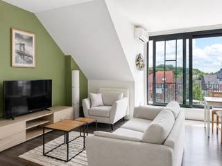 Dit fris en instapklaar appartement is vernieuwd in 2013. Het situeert zich op de 4de verdieping (bereikbaar met lift tot op de 3de verdieping) met als gevolg een weidser uitzicht en veel lichtinval. De indeling: Je komt er binnen in een gezellige en lichte leefruimte met een deels geïnstalleerde open keuken grenzend aan een zuid gericht terras met weids uitzicht. Aansluitend is er een relatief ruime wasplaats/berging en bovendien beschikt dit appartement over een grote extra berging/zolderruimte. De badkamer is ingericht met douche, toilet en wastafel in meubel. Er bevindt zich één voldoende ruime slaapkamer. Velux met verduistering en airco. <br />De ligging is ideaal, vlak bij het station van Lier met rechtstreekse verbindingen naar veel grootsteden in Vlaanderen. Ook andere types openbaar vervoer zijn logischerwijs binnen handbereik. Bovendien bevinden zich alle faciliteiten die de stad te bieden heeft op wandelafstand. De fietsostrade ligt er vlakbij. Voor uw auto is er steeds parkeergelegenheid beschikbaar op de algemene parking van het station (met een bewonerskaart). Dit appartement kan naast een goede startwoonplaats ook een waardevolle investering zijn door de perfecte combinatie van ligging en comfort. Stedenbouwkundige inlichtingen in aanvraag.