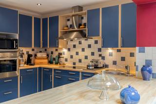 ***PORTE OUVERTE LE SAMEDI 3 OCTOBRE DE 14H À 17H SUR RDV***
MAISON SPACIEUSE ET BIEN ENTRETENUE AVEC 4 CHAMBRES ET UNE GRANDE TERRASSE
Vous recherchez une maison spacieuse avec un agencement pratique, de nombreux espaces de vie et un accès facile ? Alors cette maison parfaitement entretenue vaut vraiment le détour !
Au RDCH, la maison dispose d’un espace de vie particulièrement spacieux (65 m²), offrant une vue agréable et un accès direct à la grande terrasse de 41 m². La cuisine s’intègre harmonieusement à l’espace de vie et crée une ambiance agréable et ouverte. On y trouve également un débarras, une toilette et un garage.
Le 1er étage comprend 3 chambres spacieuses, une salle de bains et une toilette séparée. Un escalier fixe mène au grenier, où se trouvent une 4e chambre et un espace supplémentaire. Cet espace supplémentaire offre de nombreuses possibilités.
La maison a été rénovée vers 2005 et a toujours été très bien entretenue depuis lors. Elle dispose en outre de deux places de parking privées, un atout particulièrement pratique.
Située dans un environnement calme, tout en bénéficiant d’une très bonne accessibilité, cette maison constitue un excellent choix pour les familles qui souhaitent allier espace, confort et emplacement pratique.
Atouts : vaste espace de vie – 4 chambres – terrasse de 41 m² – garage – 2 places de parking privées – emplacement calme – facilement accessible ! Intéressé(e) ? Prenez vite rendez-vous via kurt@immoaccenta.be