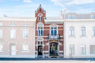 Contact : Maxime Van den Abbeele : 0494/05.23.55 - maxime.v@weinvest.be  Votre agence We Invest Charleroi &amp; en Fagne vous présente une belle opportunité en plein cœur de Couvin :  Cet imposant immeuble mixte de style Art Nouveau saura séduire les investisseurs comme les indépendants à la recherche d'un bien polyvalent. Avec ses 206 m² habitables, il offre de nombreuses possibilités d'aménagement.  Au rez-de-chaussée, un espace commercial indépendant idéal pour y exercer une activité professionnelle ou le mettre en location, complété d'un bureau, d'une cuisine avec accès sur cour et d'un WC séparé.  Au 1er étage, un appartement avec salon, salle à manger donnant sur un balcon, cuisine et un grand bureau de ± 30 m². Au 2ème étage,  deux chambres lumineuses et une salle de douche.  Le bien dispose également d'un sous-sol complet avec deux caves et une chaufferie, ainsi qu'une cour arrière de ± 47 m² orientée sud-ouest.  Côté technique : chauffage central au mazout, fibre optique, citerne mazout 3200 L, détecteur incendie.  PEB : E - 20260504026160 - 420 kWh/m²/an  Un bien idéal pour combiner vie professionnelle et privée, ou comme investissement locatif.  Faire offre à partir de 167.000 €  Annonce indicative et non contractuelle, sous réserve d'acceptation.
