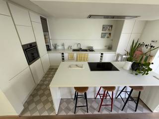 Grand appartement duplex situé au 1er et 2e étage d'un immeuble dans le centre commercial de Grimbergen, comprenant au premier étage : hall d'entrée, cuisine entièrement équipée, rangement et WC séparé, salle à manger avec accès à une terrasse (8m²) et jardin, ainsi qu'un séjour (32m²). Au deuxième étage, vous trouverez la chambre à coucher (12m²) avec accès à une terrasse (30m²), un dressing/bureau, ainsi qu'une salle de bain avec baignoire et douche. L'appartement dispose également d'une installation d'alarme. Pas de charges ! PEB : B.