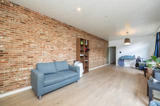 Dit ruime gelijkvloerse appartement bevindt zich op een toplocatie aan de Amerikalei, in een populaire en levendige buurt met winkels, horeca, openbaar vervoer en invalswegen binnen handbereik. De centrale ligging combineert stadscomfort met een vlotte bereikbaarheid.<br /><br />U komt binnen in een ruime inkomhal met toegang tot een bureauruimte die eveneens kan dienen als slaapkamer of leefruimte. De volledig geïnstalleerde keuken is uitgerust met een aansluitende wasplaats en geeft rechtstreeks toegang tot de stadstuin. In de gang vindt u een apart toilet en een ruime leefruimte die flexibel kan worden ingericht als living, extra slaapkamer of bureau. Achteraan ligt de rustige slaapkamer, naast de badkamer met inloopdouche. Een privatieve kelderberging biedt extra opbergruimte.<br /><br />De tuin vormt een aangename buitenruimte waar u in alle rust kunt genieten van het buitenleven midden in de stad.<br /><br />Met een EPC-label E valt het pand onder de renovatieverplichting. Dit pand is onderworpen aan de renovatieverplichting van de Vlaamse overheid voor residentiële gebouwen (behoudens bij sloop binnen 5 jaar na de aankoop). Consulteer voor meer informatie de website van het Vlaams Energie- en Klimaatagentschap via https://www.vlaanderen.be/een-huis-of-appartement-kopen/renovatieverplichting-voor-residentiele-gebouwen.<br /><br />Troeven<br />Toplocatie aan de populaire Amerikalei<br />oppervlakte van 137 m²<br />parketvloer<br />Flexibele indeling met bureau- of extra slaapmogelijkheid<br />Gezellige stadstuin <br />slaapkamer aan de achterzijde