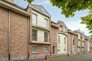 Indeling als volgt:<br />GELIJKVLOERS: <br />- Ruime inkomhal op tegelvloer.<br />- Gastentoilet.<br />- Leefruimte (circa 35m²) met zicht op en toegang tot de tuin.<br />- Keuken ingericht met dubbele spoelbak, keramisch kookvuur, oven, koelkast met vriesvak en voldoende opbergruimte.<br />- Grenzend aan de keuken is de berging/wasplaats met aansluiting voor was- en droogmachine.<br />- Ingerichte badkamer voorzien van ligbad, douche en dubbele wastafel met kastruimte.<br />- 2 slaapkamers (ca. 13m² en 8m²) <br /><br />Bijzonderheden:<br />- Tuin met privatief terras.<br />- Ondergrondse en privatieve garagebox.<br />- Bewoonbare oppervlakte van ca. 96m².<br />- Syndicus aanwezig.<br />- Gunstig EPC-label B (198 kWh/m²)<br />- Elektriciteit is niet-conform gekeurd. Asbestveilig volgens bouwjaar na 2001.<br />- Radiatoren op aardgas.<br />- Bouwjaar 2001.<br />- Gelegen in het centrum van Gooreind vlakbij winkels, openbaar vervoer en scholen<br />- Momenteel correct verhuurd. Vraag uw rendementsberekening via ons kantoor. <br /><br />Interesse om dit instapklare appartement in het centrum van Gooreind te bezichtigen?<br />Vraag je bezoek aan via ons kantoor of bel naar 03/369.42.50.<br /><br />(ver-)Kopen of (ver-)huren in de Noorderkempen?<br />Met vragen kan u altijd bij ons terecht!<br />Dewaele Vastgoed<br /><br />De eigendom wordt aangeboden via de Pre-sale formule. Van 28/10/2026 om 14:00 tot 02/11/2026 om 16:00 kan u het appartement op afspraak komen bezichtigen en een bod uitbrengen. De vermelde prijs is een instelprijs. Voor meer info, gelieve contact op te nemen met de dossierverantwoordelijke.<br /><br />Bestuursmaatregelen in het maatregelenregister: nee