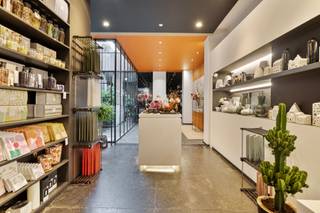 <p><strong><span>Unieke investeringskans op toplocatie in hartje Kortrijk!</span></strong><span></span></p>
<p><span>Op een perceel van maar liefst <strong><span>780 m²</span></strong> bevindt zich dit uitzonderlijk commercieel pand met een indrukwekkende <strong><span>straatgevel van 15 meter</span></strong> en een waaier aan mogelijkheden.</span></p>
<p><span>Het handelsgelijkvloers huisvest al jarenlang een succesvolle en goed draaiende winkel. Daarboven bevindt zich een <strong><span>instapklaar appartement met aangenaam zonneterras</span></strong>, aangevuld met een ruime aangrenzende <strong><span>woning</span></strong>. De ideale combinatie voor wie wonen en werken op één locatie wil verenigen.</span></p>
<p><span>Extra troeven zijn de <strong><span>doorrijmogelijkheid naar de achterliggende garage</span></strong> en de <strong><span>privéparking voor 4 à 5 wagens</span></strong>, een absolute meerwaarde in het stadscentrum. Dankzij de uitstekende zichtbaarheid en centrale ligging geniet het pand van een sterke commerciële uitstraling.</span></p>
<p><span>Daarnaast biedt deze eigendom ook een bijzonder interessant <strong><span>ontwikkelingspotentieel</span></strong>. Het perceel komt in aanmerking voor herontwikkeling tot een residentieel nieuwbouwproject met <strong><span>3 bouwlagen en een hellend dak</span></strong>. Er vonden reeds constructieve gesprekken plaats met de dienst Stedenbouw, waarbij positieve inzichten werden aangereikt voor een kwalitatieve invulling van de site, inclusief de creatie van een groene binnentuin en mogelijke parkeervoorzieningen.</span></p>
<p><span>Gelegen op een absolute toplocatie aan de <span><b>Veemarkt</b></span>, op wandelafstand van <span><b>K in Kortrijk</b></span>, het <span><b>Station Kortrijk</b></span> en de <span><b>Grote Markt Kortrijk</b></span>, combineert deze eigendom een uitstekende bereikbaarheid met een unieke commerciële en residentiële toekomstwaarde.</span></p>
<p><strong><span>Een zeldzame opportuniteit voor ondernemers, investeerders en projectontwikkelaars die op zoek zijn naar een pand met karakter, ruimte én potentieel in het centrum van Kortrijk.</span></strong><span></span></p>