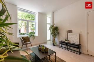 Instapklare, totaal gerenoveerde woning met EPC B op rustige en centrale ligging<br />De woning werd grondig vernieuwd en afgewerkt met kwalitatieve materialen, waardoor u zonder zorgen onmiddellijk kunt intrekken. Dankzij het gunstige EPC-label B geniet u bovendien van een energiezuinige woonst met een lager energieverbruik.<br /><br />Binnenin treft u een lichtrijke leefruimte, een moderne keuken, meerdere ruime slaapkamers en twee stijlvolle badkamers met hedendaags comfort. De combinatie van moderne afwerking en authentieke elementen zorgt voor een warme en aangename woonbeleving.<br /><br />Troeven op een rij:<br /><br />•    Totaal gerenoveerde woning <br />•    Instapklaar <br />•    Energiezuinig met EPC B <br />•    Moderne en kwalitatieve afwerking <br />•    4 slaapkamers <br />•    Twee badkamers <br />•    Kelderberging aanwezig <br />•    Rustige, maar centrale ligging <br />•    Nabij winkels, openbaar vervoer en invalswegen <br />•    Vlotte verbinding naar het stadscentrum <br /><br />Een ideale woning voor wie op zoek is naar ruimte, comfort en een uitstekende ligging. Contacteer ons vandaag nog voor een bezoek!