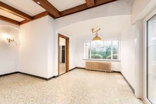 [[ DIT PAND NEEMT DEEL AAN DE ERA OPEN HUIZEN DAG OP 14/3 VAN 11:00 TOT 12:00 ]] 
<p>Te koop: vrijstaande woning in Grembergen, op wandelafstand van het centrum en het water.</p>

<p>Deze stevige open bebouwing met betonnen structuur biedt ruime slaapkamers, waaronder gelijkvloerse kamers, en mogelijkheden tot uitbreiding. Gelegen aan de Scheldedreef, geniet u van een rustige ligging nabij scholen, openbaar vervoer en het treinstation. De nabijheid van het water maakt het ideaal voor ontspannen wandelingen en fietstochten. Bovendien beschikt de woning over een ruime oprit voor meerdere wagens en een garage, zodat parkeren nooit een probleem is.</p>

<p>Belangrijkste ruimtes:<br />• Living (27 m²) met veel lichtinval<br />• Eetkamer (10 m²) aansluitend op de living<br />• Vier slaapkamers (17 m², 11 m², 19 m², 10 m²)<br />• Badkamer (5 m²) met douche en enkel spoelbak<br />• Inkomhal (10 m²)<br />• Kelder (23 m²) voor extra opslag<br />• Berging (2 m²)<br />• Garage (17 m²)<br />• Zolder (27 m²) met extra mogelijkheden<br />• Tuin (400 m²) voor buitenplezier</p>

<p>Troeven:<br />• Stevige vrijstaande woning met betonnen structuur en uitbreidingsmogelijkheden<br />• Rustige ligging nabij centrum, scholen, openbaar vervoer en het water<br />• Ruime oprit en garage voor meerdere wagens</p>

<p>Neem vandaag nog contact op met uw ERA-makelaar voor een bezoek.</p>

<p>JOUW DROOMHUIS. ZO GEVONDEN!</p>