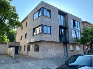 Dit appartement is zeer centraal gelegen nabij winkels, openbaar vervoer, scholen, ... Klein gebouw met 6 appartementen. Lage gemeenschappelijke kosten. Alle meters van gas, elek en water zijn afzonderlijk. Indeling; inkomhal met aparte toilet, ruime woon-en eetkamer met veel lichtinval en parketvloer, 2 slaapkamers op parket en badkamer met douche, bad en dubbele spoeltafel. EPC: label A: 92 kwh/m². Elektriciteit CONFORM!! Lift aanwezig in het gebouw. Voor meer informatie of vrijblijvend plaatsbezoek 0488/60.05.07.