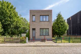 Unieke vrijstaande woning met rondom rond enkel open ruimte. LET OP: deze percelen zijn GEEN eigendom.<br />De woning bestaat uit een voortuin, inkom, living, keuken, berging, toilet, uitbouw en veranda. <br />Achter de woning is er een klein tuintje welk nog kan vergroot worden door de veranda af te breken. De achterliggende grond kan gehuurd worden.<br />Op de eerste verdieping zijn er 2 slaapkamers en een bureauruimte en een ingerichte badkamer.<br />Onderaards is er een handige kelder voorzien.