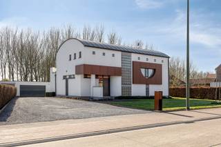Architecturale villa met 4 slaapkamers en 2 badkamers op een prachtig perceel van bijna 18 are, met zonnepanelen en een gunstig EPC B-label...