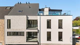 MODERN kwalitatief duplexappartement met terras en autostaanplaats, goedgelegen aan het station, en energiezuinig. Instapklaar.Indeling: hal, apart...