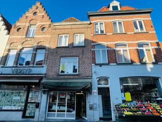 Brugge centrum Smedenstraat HANDELSPAND met WOONST . <u><strong>Mooie huuropbrengst , verhuurd aan 2.200 euro per maand</strong></u><br />Opbrengsteigendom bestaande uit een handelspand met appartement te koop gelegen in de Smedenstraat in het centrum van Brugge.<br />Toonzaal WINKEL bakkerij, keuken, berging, trappenhall met technische ruimte 1é Verd : overloop, keuken, leefruimte 2é Verd : overloop, 2 slaapkamers, berging, badkamer, toilet Dakverdieping : bergingszolder toegankelijk via schuiftrap.