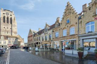 Ce bâtiment commercial, situé sur la Grote Markt dans le centre de Furnes, offre de nombreuses opportunités.<br />Avec ses 178 m² d'espace commercial et son excellente visibilité, c'est l'endroit idéal pour votre entreprise ! <br />Que vous souhaitiez démarrer un magasin, un bureau ou toute autre activité, cet espace vous offre d'innombrables opportunités. Pas de restaurants !<br /><br />> mise en page actuelle :<br />- espace de bureau lumineux<br />- salle de conversation fermée<br />- installations sanitaires<br />- coin cuisine<br />- rangement<br /><br />> détails :<br />- Chauffage central au gaz<br />- sol : sol carrelé et moquette<br />- il y a également un sous-sol via une trappe de sol.