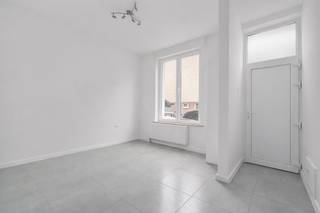 <p>Te koop in Gent:<br /><br />Bent u op zoek naar een betaalbare woning of interessante investering in Gent? Dan is deze charmante stadswoning in de Schaliestraat 50 zeker een bezoek waard.<br /><br />Bij het binnenkomen komt u terecht in de gezellige leefruimte met keuken. Achteraan op het gelijkvloers bevindt zich de badkamer. Daarnaast beschikt de woning ook over een praktische kelder, ideaal als extra bergruimte.<br /><br />Op de eerste verdieping bevindt zich een ruime slaapkamer. De tweede verdieping biedt plaats aan een tweede slaapkamer, die perfect kan dienen als hoofdslaapkamer, bureau of hobbyruimte.<br /><br />Dankzij de functionele indeling en de centrale ligging is deze woning ideaal voor starters, jonge koppels of investeerders die op zoek zijn naar een interessante opportuniteit in Gent.<br /><br />Indeling:<br />- Gelijkvloers: woonkamer met open keuken en badkamer<br />- Eerste verdieping: slaapkamer<br />- Tweede verdieping: slaapkamer<br />- Kelder aanwezig<br /><br />Interesse? Contacteer Ilhan op 04 89 27 20 72 of per mail op ilhan@cornelis-goeman.be</p>