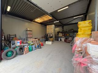 Bedrijfshal te huur!<br /><br />De hal is gelegen op de volledig gerenoveerde Flam site, in de Fabrieksstraat te Sint-Truiden, in een afgesloten domein met voldoende parkeermogelijkheden.<br /><br />Deze unit is uitgerust met een sectionale poort met een doorrijhoogte van 4m80 en een vrije hoogte van ongeveer 5m60.<br /><br />De totale vloeroppervlakte bedraagt 185 m².<br /><br />De ligging biedt een vlotte verbinding met Tienen, Tongeren, Borgloon, Luik en Hasselt. <br /><br />Interesse? Neem contact op met Aktimmo voor meer info of een bezoek ter plaatse.