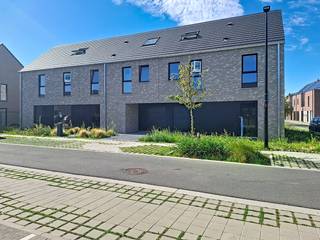 Lot 39 is een halfopen bebouwing met moderne bouwstijl : 2 bouwlagen met hellend dak. Deze woning staat ruwbouw-winddicht momenteel en kan snel afgewerkt worden.<br /><br />GELIJKVLOERS : inkom, wc, ruime living, open keuken met eiland, garage en technische ruimte.<br />EERSTE VERDIEPING : 1 grote slpk, 2 kinderkamers, ingerichte badkamer met inloopdouche, badkamermeubel met dubbele lavabo, aparte wc. ZOLDER : 2de vaste trap. Technische ruimte met berging, mogelijkheid tot inrichten van zeer ruime 4de slaapkamer, bureauruimte of hobbyruimte. Gezellige tuin met perfecte oriëntatie !<br /><br />Deze woning wordt volledig afgewerkt aangeboden met ingerichte keuken en badkamer, bevloering en vloerverwarming.<br />Superenergiezuinige woning (E 8) door warmtepomp, doorgedreven isolatiepakket, ventilatiesysteem D en pakket zonnepanelen.<br /><br />Deze woning wordt gebouwd in een nieuw woonproject in het centrum van Beveren-Leie, meer bepaald op de site Vanmarcke tussen de Sint-Jansstraat en de Grote en Kleine Heerweg. Rustig gelegen en voldoende groene ruimte aanwezig.<br />Goeie mobiliteit met winkels, scholen en ontspanningsmogelijkheden vlakbij.<br /><br />Prijs excl. btw en kosten. Download de brochure via https://durabrik.immo/beveren-leie<br /><br />Bezoek onze kijkwoning ter plaatse op afspraak !<br />Bij Durabrik ben je zeker van een vaste prijs. Geen budgettaire verrassingen dus tijdens je bouwtraject.<br />Heb je vragen? Contacteer dan je bouwadviseur via 09 280 60 60 of mail naar info@durabrik.be.<br /><br />*afbeeldingen en oppervlaktes zijn indicatief