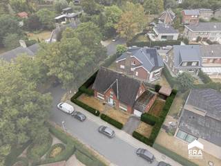 Op zoek naar een ruime gezinswoning met <strong>veel potentieel</strong>, gelegen op een rustige en aangename locatie in Ieper? Deze alleenstaande woning beschikt over <strong>4 slaapkamers, een garage en aangename tuin</strong> die tal van mogelijkheden biedt om naar eigen smaak en wensen verder in te richten of te moderniseren.<p>Bij het betreden van de woning kom je in een ruime inkomhal met gastentoilet en vestiaire. Aansluitend bevindt zich een <strong>bureauruimte die eveneens als gelijkvloerse slaapkamer</strong> kan worden ingericht.</p><p>De woonkamer is voorzien van een gezellige houtkachel en sluit aan op de basis uitgeruste keuken met ontbijthoek. Verder vinden we op het gelijkvloers een badkamer met douche. De tussenruimte doet dienst als praktische wasplaats en biedt toegang tot de <strong>aansluitende garage</strong>.</p><p>Daarnaast beschikt de woning over een kelderverdieping, ideaal voor extra bergruimte.</p><p>Op de <strong>eerste verdieping</strong> bevinden zich <strong>4 slaapkamers</strong> en een badkamer met toilet. De ruime <strong>zolderverdieping</strong> is uiterst geschikt als extra bergplaats.</p><p>Buiten geniet je van een aangename tuin, waar je in alle rust kunt genieten..</p><p>Dankzij de <strong>ruime oppervlaktes, praktische indeling en verschillende uitbreidings- en renovatiemogelijkheden</strong> biedt deze woning bijzonder veel potentieel. Een ideale opportuniteit voor wie op zoek is naar een ruime alleenstaande woning en deze verder wil aanpassen aan de eigen wensen en behoeften.</p>