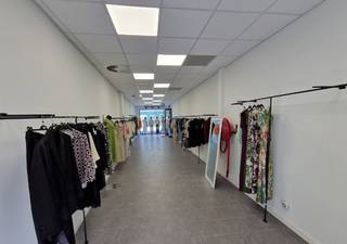 Gelegen op een uitstekende locatie aan de Brusselsestraat, bevindt dit winkel- of kantoorpand zich in het hart van Dendermonde, in de...