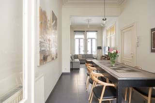 <p><span>Karaktervolle herenwoning met ziel én toplocatie </span></p><p><span>In een van de meest charmante straten van Antwerpen, pal aan het bruisende maar groene hart van de stad, vind je deze prachtige herenwoning vol karakter en klasse. </span></p><p><span>De woning</span><span> ligt letterlijk met de achtertuin tegen het </span><span>Groen Kwartier aan,</span><span> een unieke ligging die zelden op de markt komt.</span></p><p><span>Stap het Groen Kwartier in, en g</span><span>eniet van het autoluwe karakter, de gezellige sfeer en topplekken als </span><span>Het PAKT</span><span>, </span><span>The Rite</span><span>, koffiebarretjes, ateliers en sfeervolle pleinen. Het voelt als een dorpsgevoel midden in de stad. Ideaal voor wie houdt van leven, maar ook van rust en ruimte.</span></p><p><span>Een huis met grandeur</span><span><br />Deze statige woning ademt charme: startende met de gevel, de hoge plafonds met sierlijke moulures, prachtige ruimtes en een imposante trap geven dit huis zijn unieke ziel.<br />Karaktervol, maar voldoet aan de huidige norm aan isolatie en met z'n zonnepanelen.</span></p><p><span>Met </span><span>6 slaapkamers</span><span>, </span><span>2 badkamers</span><span>, </span><span>2 keukens</span><span> en een </span><span>volledige kelderverdieping</span><span>, is er ruimte zat voor een groot gezin, kangoeroewonen of een combinatie van wonen en werken. De </span><span>knusse stadstuin</span><span> is een oase van rust én het verlengde van het Groen Kwartier.</span></p><p><span>Centraal en toch rustig</span><span><br />Je woont hier op een toplocatie: op wandelafstand van het Centraal Station, het stadscentrum, scholen, winkels en openbaar vervoer. Toch voelt het hier sereen en residentieel, dankzij de mooie straat en het unieke achterliggende wijkgevoel van het Groen Kwartier.</span></p><p><span>Ben je op zoek naar een ruime woning vol karakter, op een locatie waar groen, rust en stadsleven hand in hand gaan?</span><span> Dan is dit een buitenkans.</span></p><p><span> </span></p><p><span>Bestuursmaatregelen in het maatregelenregister: nee</span></p>