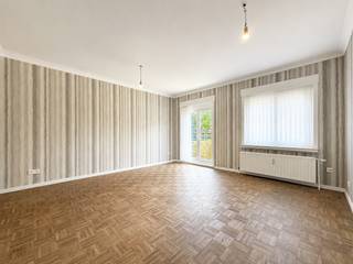 INSTAPKLAAR appartement met ondergrondse, AFGESLOTEN STAANPLAATS en APARTE BERGING, met een vlotte verbinding naar het CENTRUM VAN OUDENAARDE. Het gebouw is voorzien van CONFORME ELEKTRISCHE INSTALLATIE, HOOGRENDEMENTSBEGLAZING en DAKISOLATIE, terwijl de CENTRALE VERWARMING OP AARDGAS in 2020-2021 werd vernieuwd. Het appartement beschikt over een lichtrijke leefruimte met MODERN INGERICHTE KEUKEN, ruime slaapkamer en RECENT VERNIEUWDE BADKAMER. De afgesloten, ondergrondse autostaanplaats en afzonderlijke bergruimte zorgen voor extra praktisch comfort. Buiten geniet u van een aangename omgeving waar het heerlijk tot rust komen is. De ligging vormt bovendien een mooie troef: het centrum van Oudenaarde is vlot bereikbaar MET DE WAGEN OF FIETS, terwijl NATUURDOMEIN ’T SPEI, de JACHTHAVEN en de SCHELDE zich vlakbij bevinden. Dankzij de SNELLE AANSLUITING OP DE N60 bereikt u ook Ronse en GENT bijzonder vlot.<br /><br />Adres: Desiré Waelkensstraat 61 te Oudenaarde<br /><br />Geen renovatieplicht; P-score: A, G-score: A; Bestuursmaatregelen in maatregelenregister: neen; Vrij bij akte.