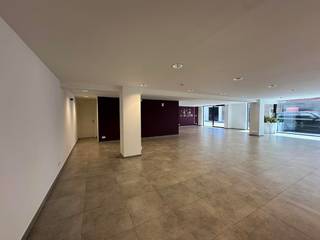 Handelspand van ca. 165 m² te huur in de Stationsstraat te Waregem, op wandelafstand van het station en het centrum van Waregem. Door de centrale ligging en de grote raampartijen, geniet het pand van een goede visibiliteit en een vlotte bereikbaarheid.<br /><br />Specificaties:<br />- Handelspand van ca. 165 m²<br />- Kitchenette<br />- Sanitaire voorziening<br /><br />Op zoek naar bedrijfsvastgoed bestaande uit een handelspand te huur in Waregem? Aarzel dan niet om ons te contacteren op het nummer 056 21 11 11.