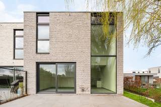 Ontdek deze aantrekkelijke nieuwbouwwoningen in de Emmaweg te Adinkerke, nabij De Panne, waar comfortabel en energiezuinig wonen hand in hand gaan. In dit stijlvolle project zijn nog slechts enkele woningen beschikbaar, een mooie kans voor wie op zoek is naar een instapklare of nog volledig naar eigen smaak af te werken thuis.Elke woning beschikt over 3 volwaardige slaapkamers, een mooie badkamer en een volledig geïnstalleerde keuken. Afhankelijk van het type geniet u bovendien van een inpandige garage, wat zorgt voor extra comfort en praktische bergruimte.Sommige woningen zijn reeds verhuisklaar, zodat u meteen kunt intrekken en genieten. Andere bieden u de vrijheid om de afwerking en inrichting nog af te stemmen op uw persoonlijke woonwensen. Zo creëert u moeiteloos een thuis die perfect bij u past.Ook op vlak van energiezuinigheid hebben deze woningen heel wat troeven. Ze zijn uitgerust met zonnepanelen en worden verwarmd met gas of via een warmtepomp, afhankelijk van de woning. Dat betekent niet alleen een aangenaam wooncomfort, maar ook een slimme investering in de toekomst.Bent u op zoek naar een moderne, kwalitatieve woning op een rustige ligging, vlak bij De Panne? Dan is dit nieuwbouwproject in Adinkerke zeker een bezoek waard.Voor meer informatie: emiel@immobeguin.be