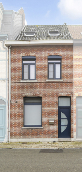 SUPER LEUKE GEZINSWONING MET TUIN EN 4 SLPK GELEGEN VLAK AAN EEN PLEIN <br /><br />Hal, praktische ingerichte wasplaats berging,  glazen brede  schuifdeur naar zeer ruime living met centraal een moderne ingerichte keuken met kookeiland ( werkblad in graniet )  schuifraam naar terras en leuke tuin, living heeft 1 wand met prachtige ingemaakte design kasten en moderne gashaard, ruime badkamer met strak modern badmeubel, ligbad en inloop  douche<br /><strong>1 ste verd</strong> :  2 slpk<br /><strong>2 de verd </strong> :  2 slpk<br />EPC 142 --- ELEK CONFORM<br /><strong>VELE EXTRA S</strong><br />ZONNEPANELEN MET BATTERIJ --- OVERAL ELEK.ROLLUIKEN --- IN ELKE RUIMTE AIRCO !<br />ECHT EEN PERFECTE GEZINSWONING <br /> 