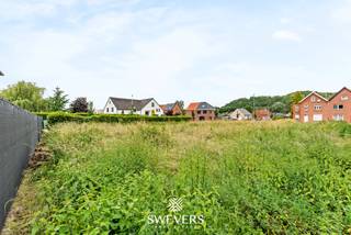 Voor meer info en foto’s, surf naar www.swevers.be – Ontdek deze bouwgrond voor open bebouwing in de Valentijnstraat, lot 3 te Beringen. Een interessante kans voor wie een eigen woning wil bouwen op een rustige locatie met een vlotte bereikbaarheid en alle dagelijkse voorzieningen in de buurt. Het perceel heeft een oppervlakte van 4 are 49 ca en beschikt over een noord-oostelijke oriëntatie, wat zorgt voor een aangename lichtinval in de tuin gedurende de dag. Met een perceelbreedte van 15,62 meter en een diepte van 29,85 meter biedt deze bouwgrond tal van mogelijkheden voor het realiseren van een comfortabele gezinswoning, mits het bekomen van de nodige vergunningen. De bestemming voor open bebouwing zorgt bovendien voor voldoende ruimte rondom de woning en een aangenaam, open woongevoel. De ligging vormt een belangrijke troef. Scholen bevinden zich op slechts 450 meter, openbaar vervoer op 200 meter en recreatiemogelijkheden op ongeveer 300 meter. Ook winkels zijn vlot bereikbaar op 550 meter afstand. Voor pendelaars is de nabijheid van de snelweg, op 6,5 kilometer, een extra pluspunt. Deze bouwgrond combineert ruimte, potentieel en een gunstige ligging in een aangename woonomgeving. Ideaal voor wie op zoek is naar een plek om een woning volledig naar eigen wensen te realiseren. Voor meer informatie, bel 011 255 155.